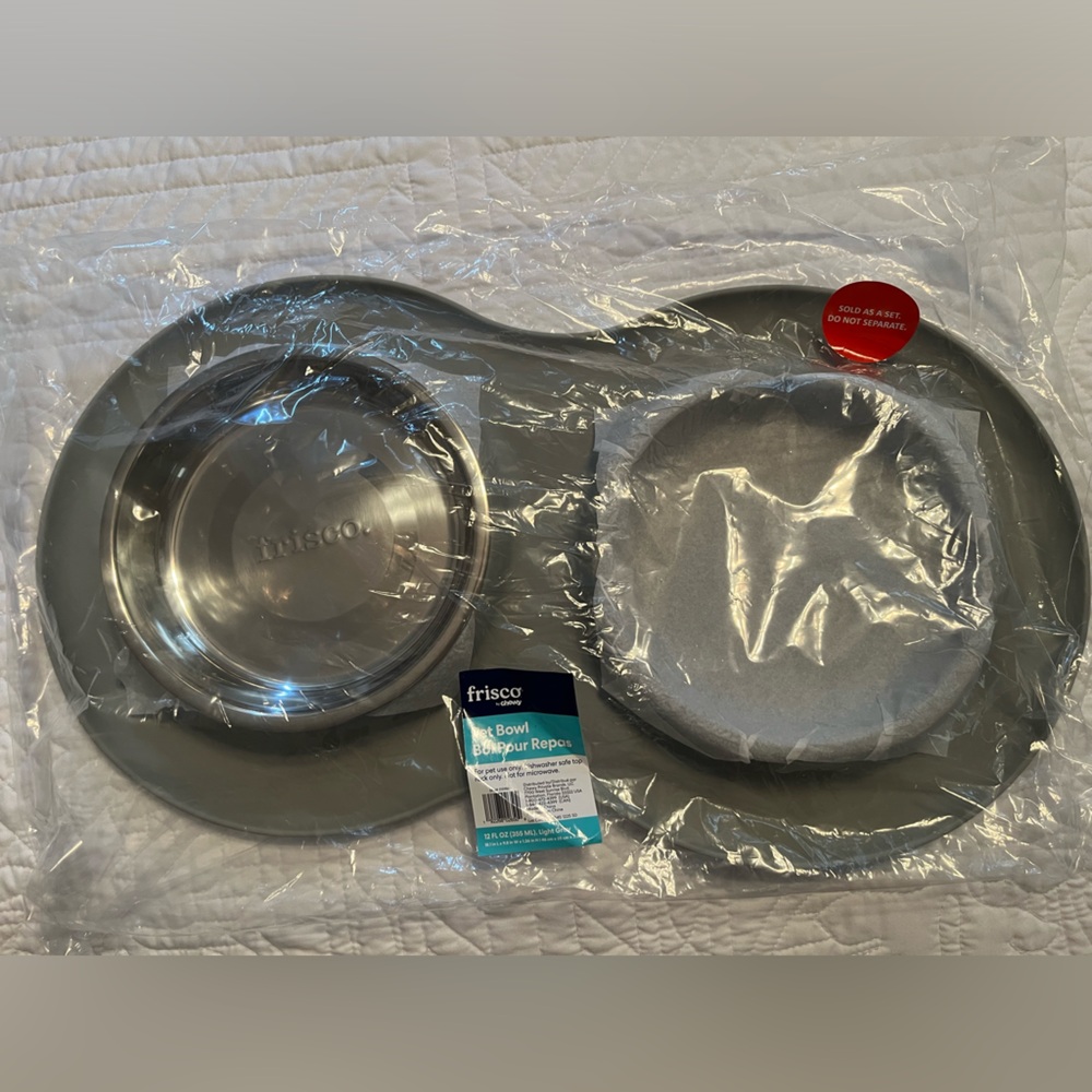 NWT dog food and water stainless steel bowls with rubber placemat